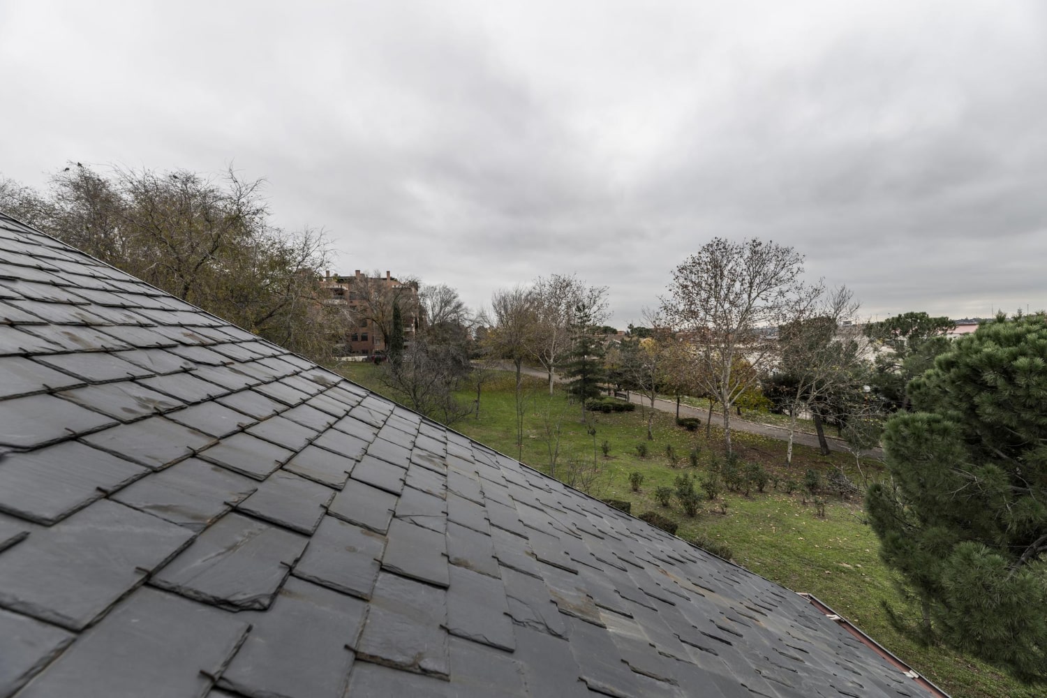 Natural slate: Exceptional longevity — many natural slate roofs last 80–100+ years when correctly installed and maintained. This durability often means replacements are rare compared with other coverings.