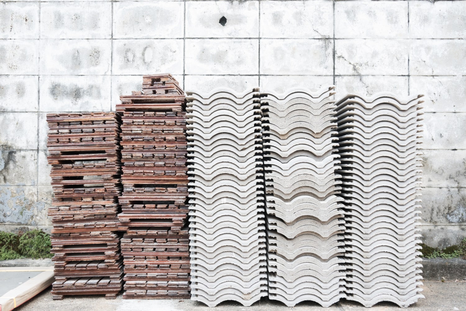 Concrete tiles: More affordable but generally shorter-lived than clay (commonly 30–50 years).